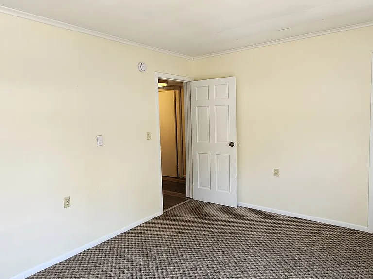 39 Medbury Ave — Photo 10