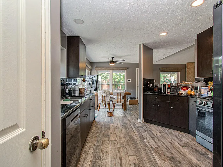 2122 Courtshire Ln — Photo 9