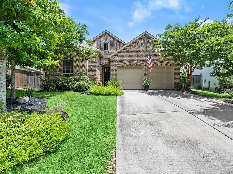 150 Mayfield Dr — Photo 1
