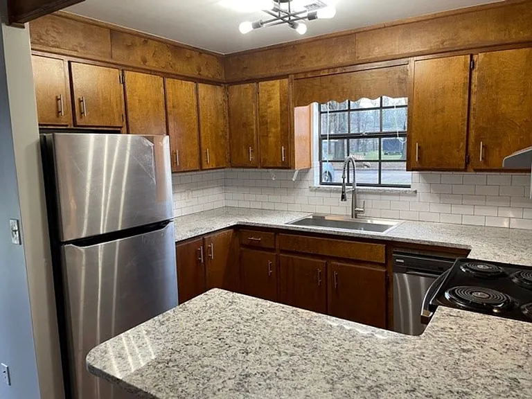 223 S Oak Ave — Photo 4