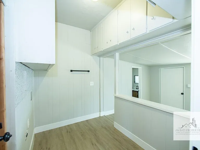 1136 E Griffith Way — Photo 22