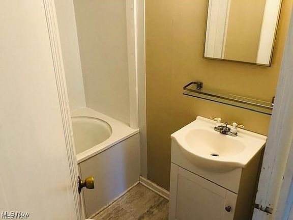 4th image of 296 Cole Ave #1