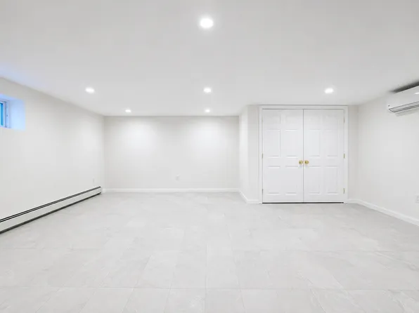 (undisclosed Address), Oyster Bay, NY 11771