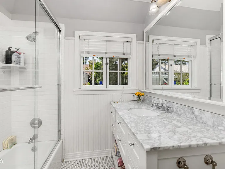 840 Victoria Dr — Photo 23