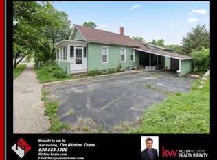 579 S Broadway Ave, Aurora, IL 60505