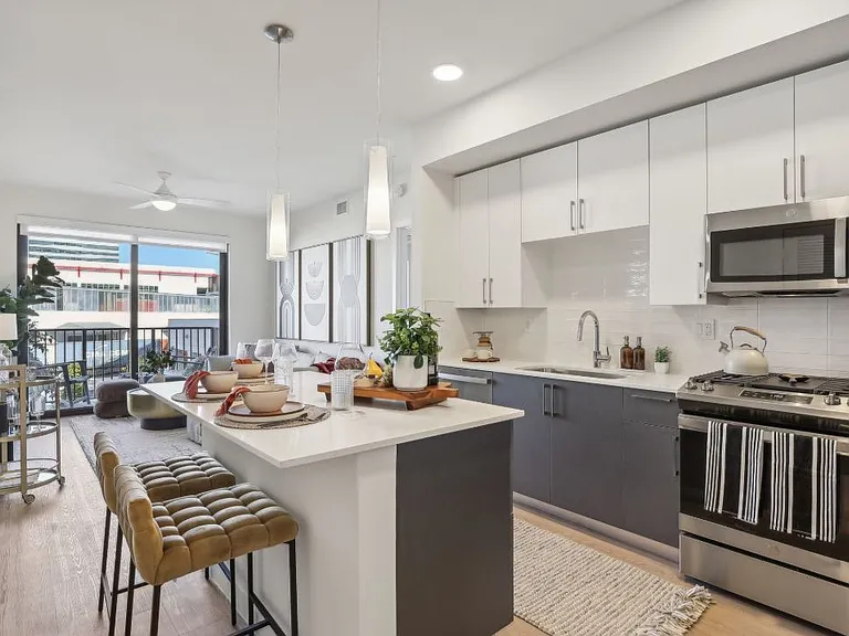 18405 W Dixie Hwy #434 — Photo 1