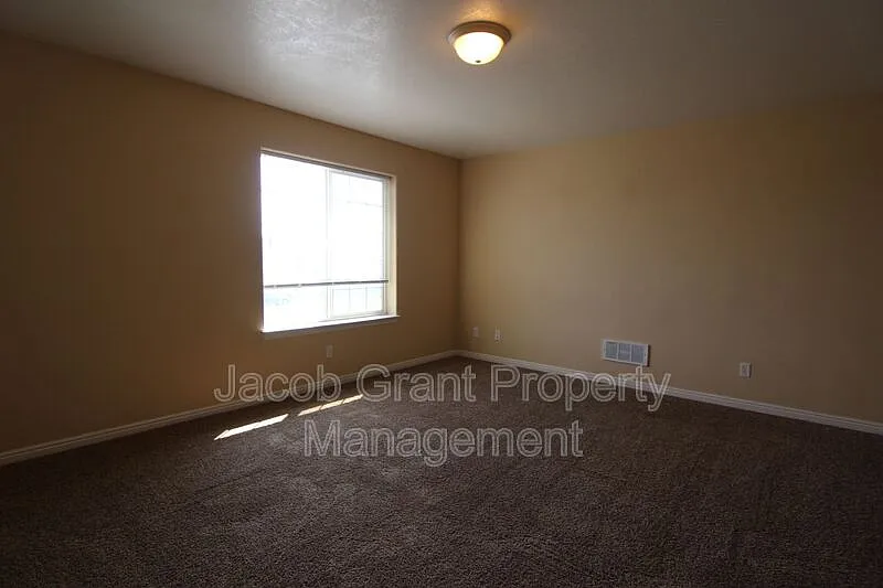 Building Photo - 960 Eve Dr #2