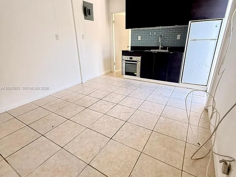 301 SW 9th Ter #1 — Photo 4