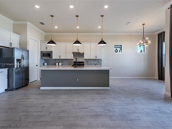 5th image of 517 SE Villandry Way