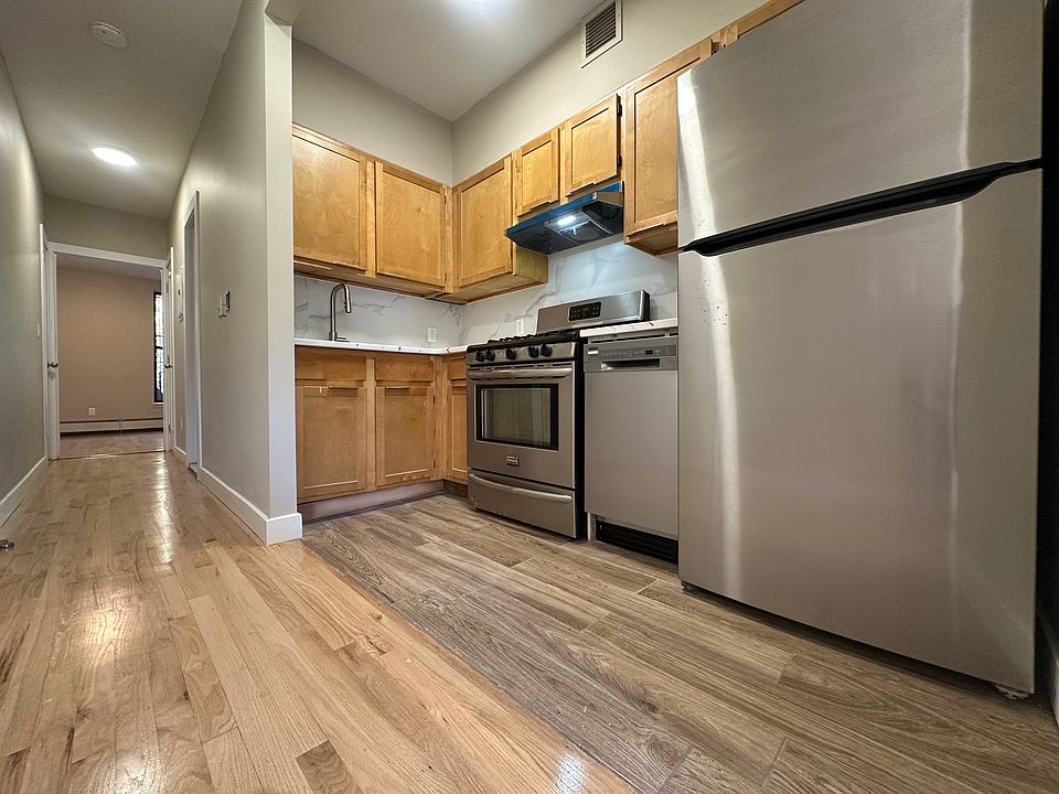 2nd image of 288 Saint James Pl APT 2