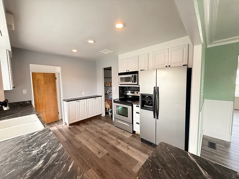 232 E 14th St — Photo 9