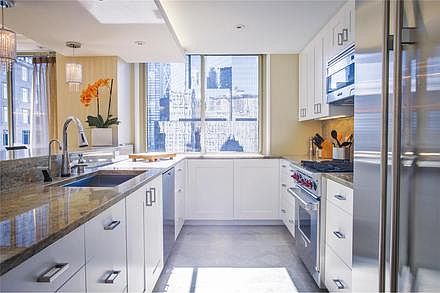 4th image of 30 W 63rd St #25EFG