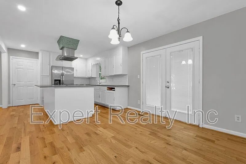 3 bed, 1.0 bath, 1100 sqft, $1,400 — Photo 3