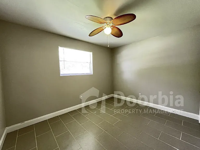 1635 Brookview Dr S — Photo 8