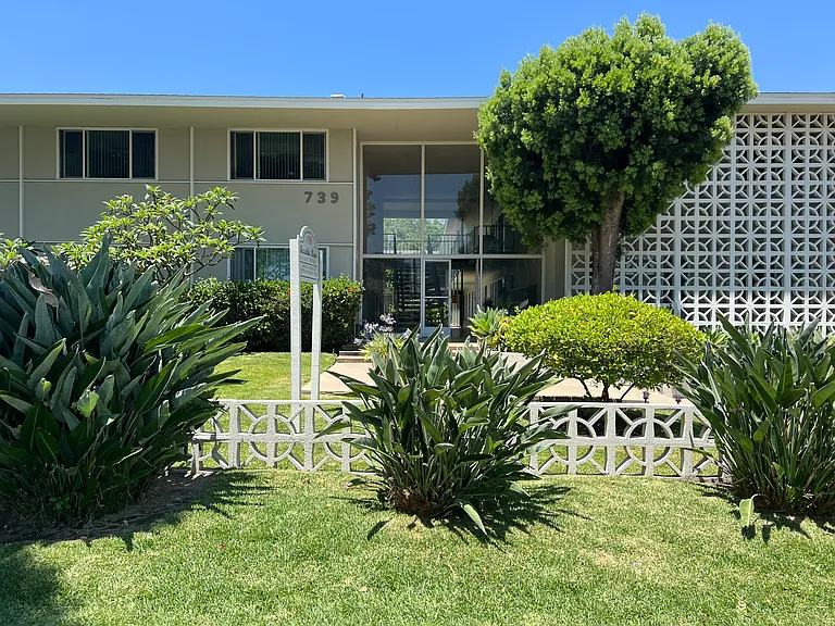 Arcadia Manor — Photo 1