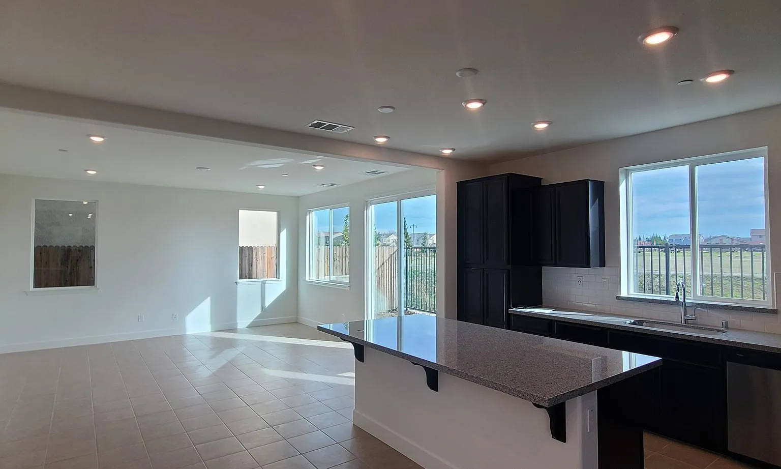 4 bed, 2.5 bath, 2088 sqft, $2,950 — Photo 4