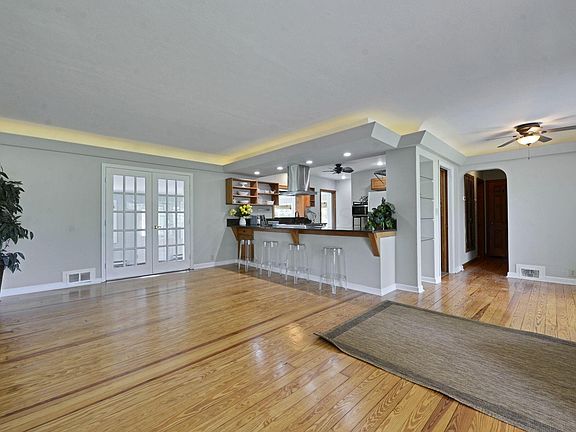 5th image of 692 Uhler Rd