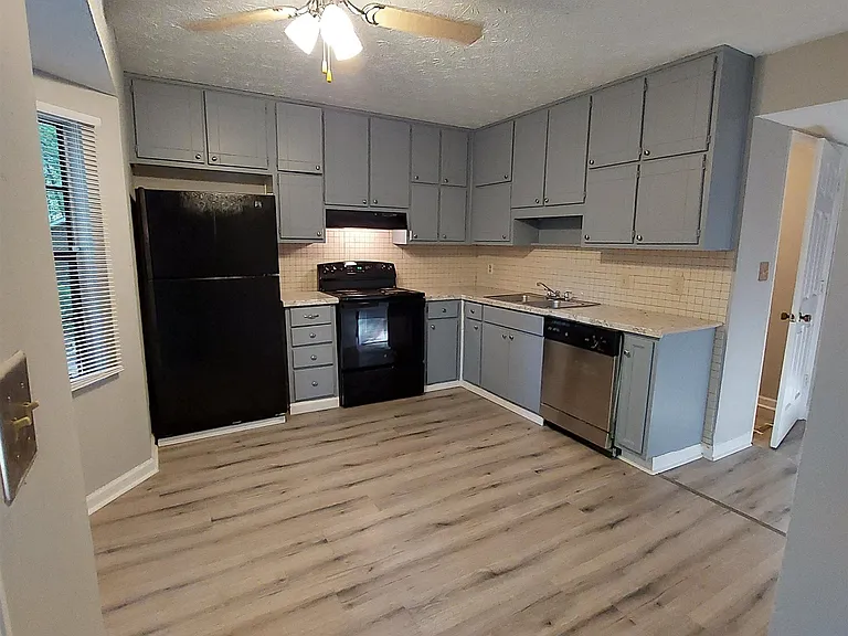140 Hunters Ln #B — Photo 2