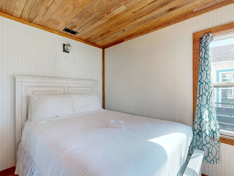340 N Alister St — Photo 10