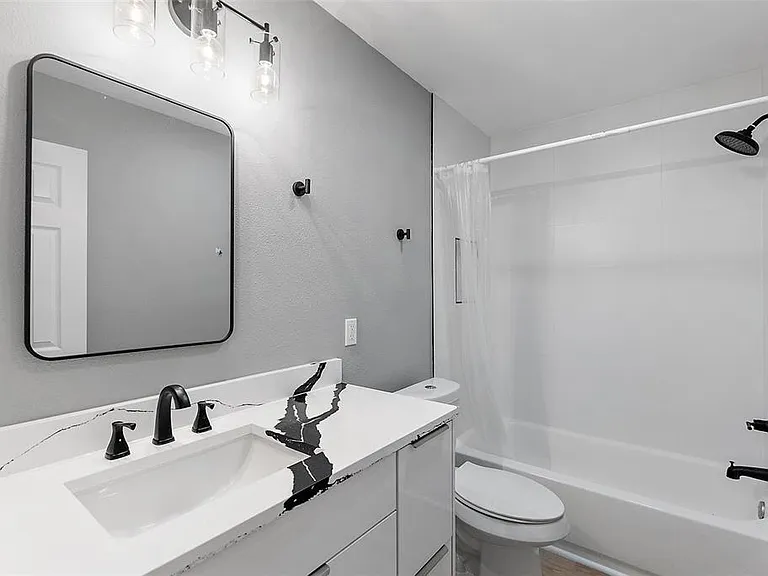 3926 Helena St NE — Photo 20
