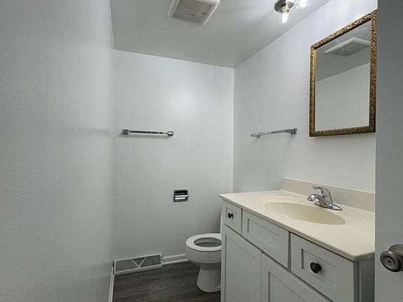 5th image of 1529 Sheffield Ave #1535
