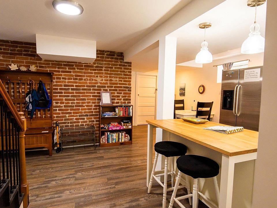 Open layout entryway, dining area and kitchen