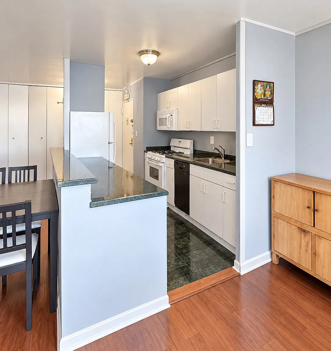 2 bed, 850 sqft, $3,825 — Photo 2