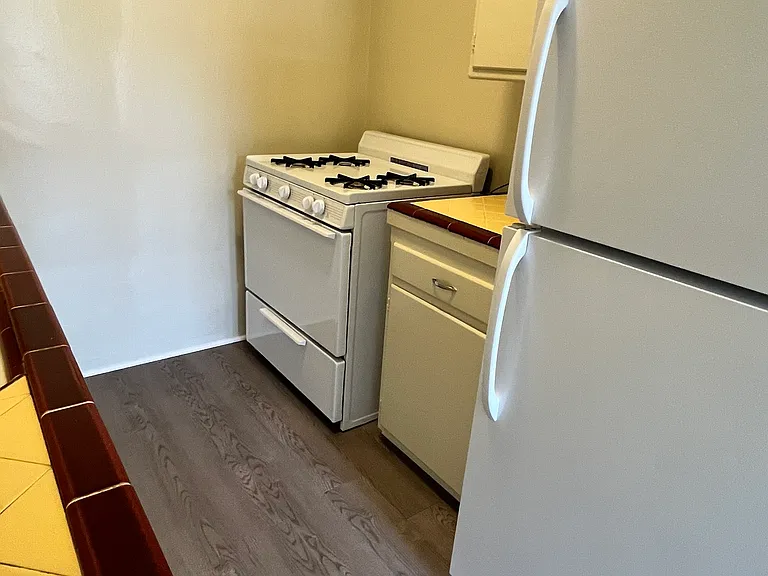 1600 E Broadway — Photo 2