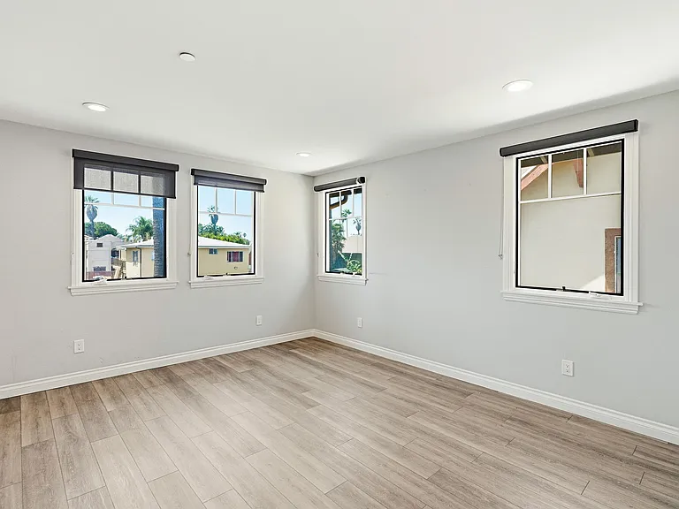 1822 S Harvard Blvd — Photo 21
