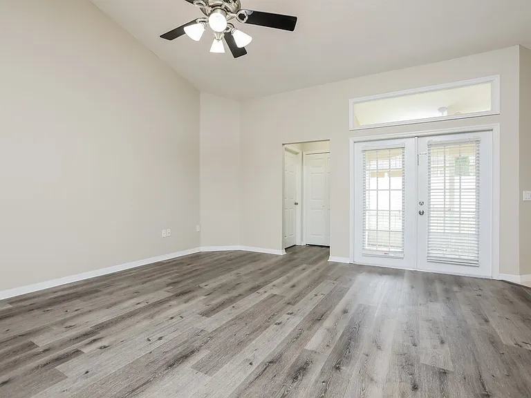 1052 Sadie Ln — Photo 3