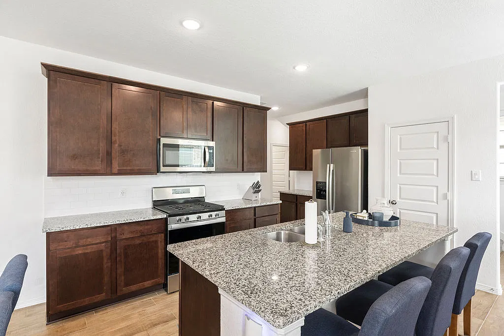 4 bed, 2320 sqft, $2,800 — Photo 3