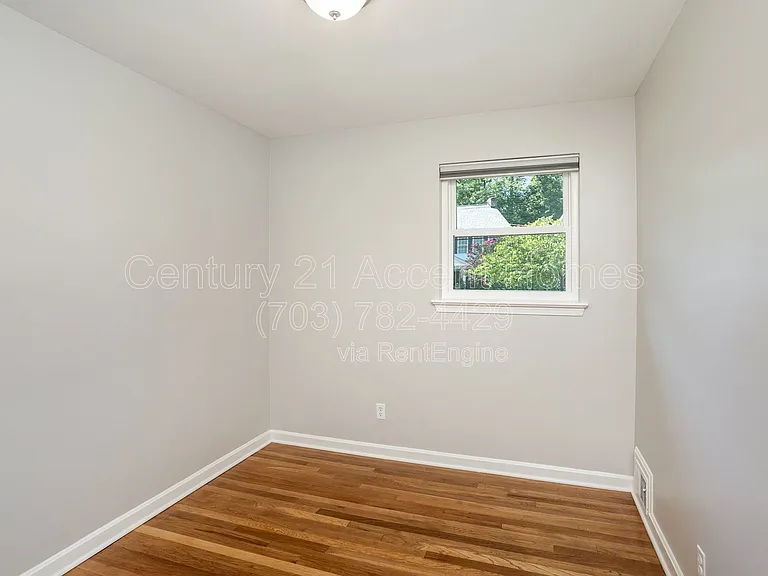 3233 Holly Hill Dr — Photo 18