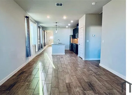3 bed, $1,725 — Photo 2