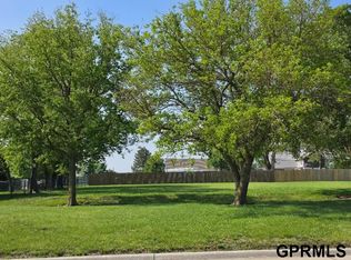 1906 E 10th St, York, NE 68467
