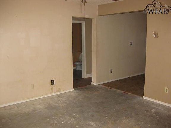 2nd image of 2956 Moffett Ave