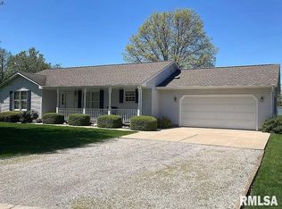 2 Andreasen Dr, Petersburg, IL 62675