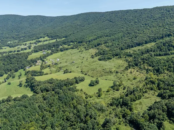 Crystal Ln, Narrows, VA 24124