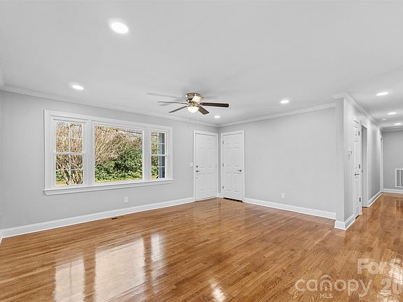 3rd image of 206 Hunter St