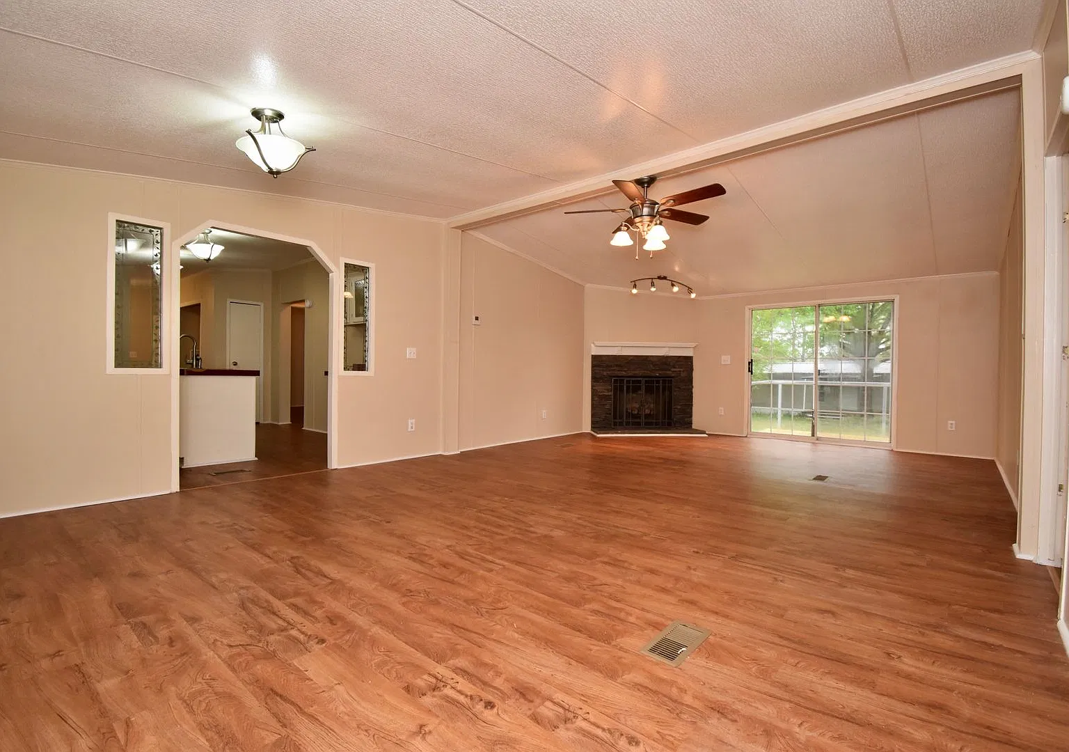 Spacious 3 Bed 2 Bath Trailer — Photo 2