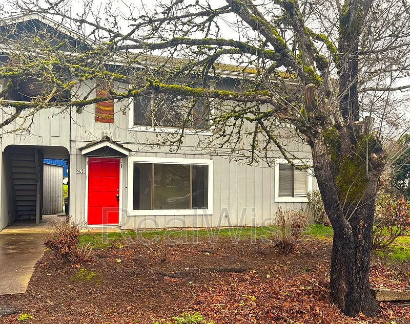 2 bed, 1.0 bath, 660 sqft, $1,050 — Photo 1