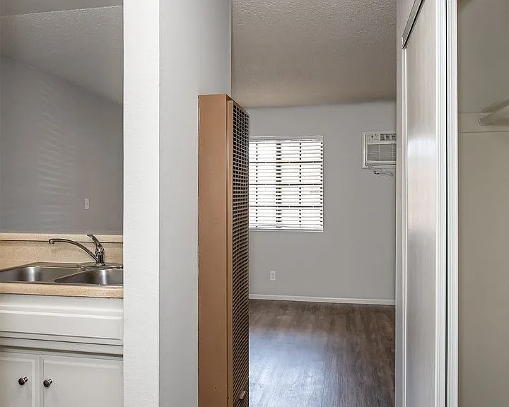6260 Vineland Ave — Photo 10