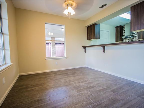 5th image of 813 W Eagle Ave