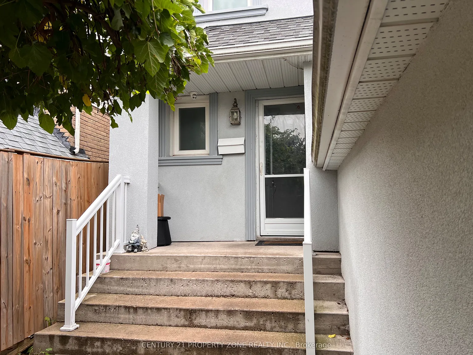 6 Roehampton Cres W — Photo 2