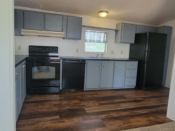 Eating area, looking into the kitchen.