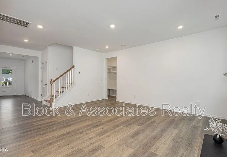 153 Hickory Grove Dr — Photo 5