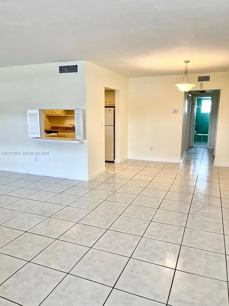 Sutton House Condo — Photo 1