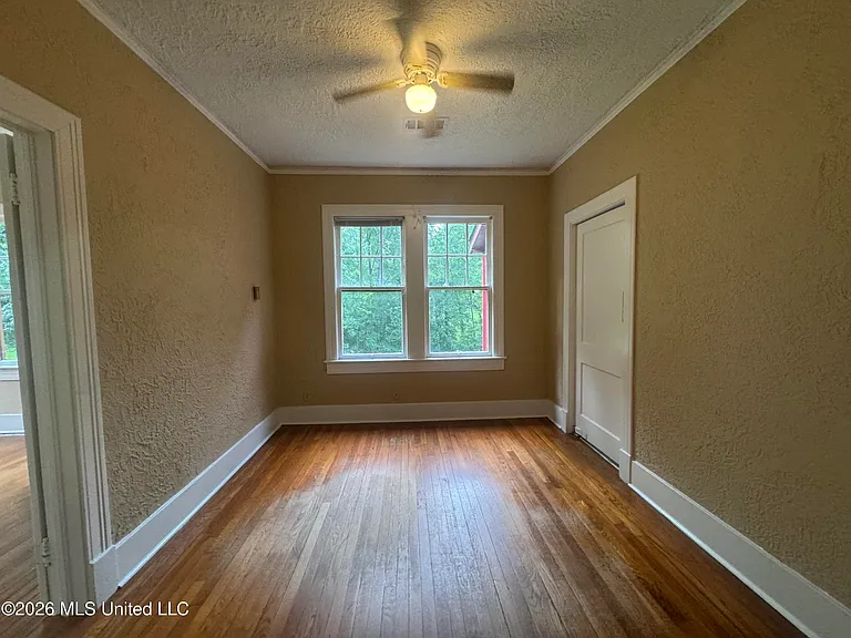 428 Decelle St — Photo 8