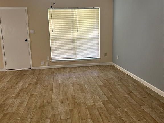 3rd image of 4929 Meadow Place Dr