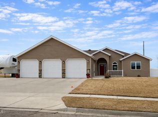 4000 New Rockford Pl, Bismarck, ND 58503