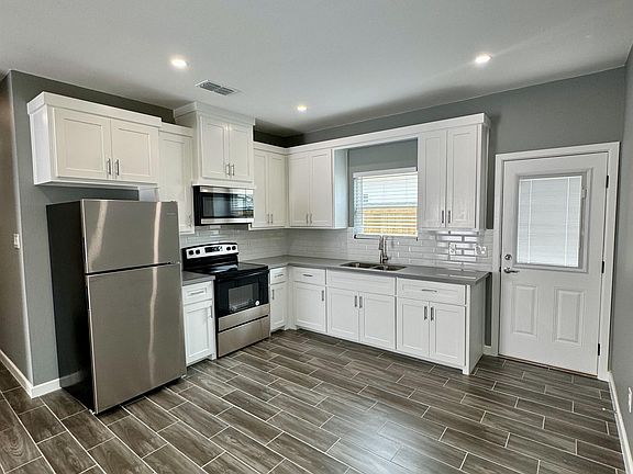 3rd image of 3000 W Driftwood Ln #1